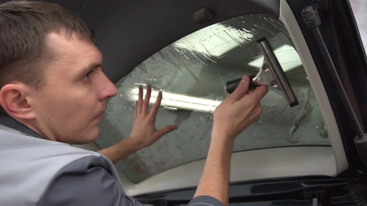 тонировка стекла автомобиля своими руками. поклейка тонировки. тонировка видео. тонирование стекол. отклеиный тонер на задней двери.