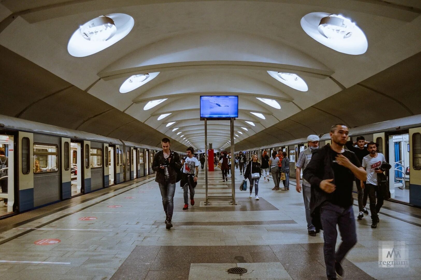 Раньше появилось метро. Траволаторы в Московском метро. Поезд метро. Поезда метро Фрунзенская линия. Третьяковская метро Москва.