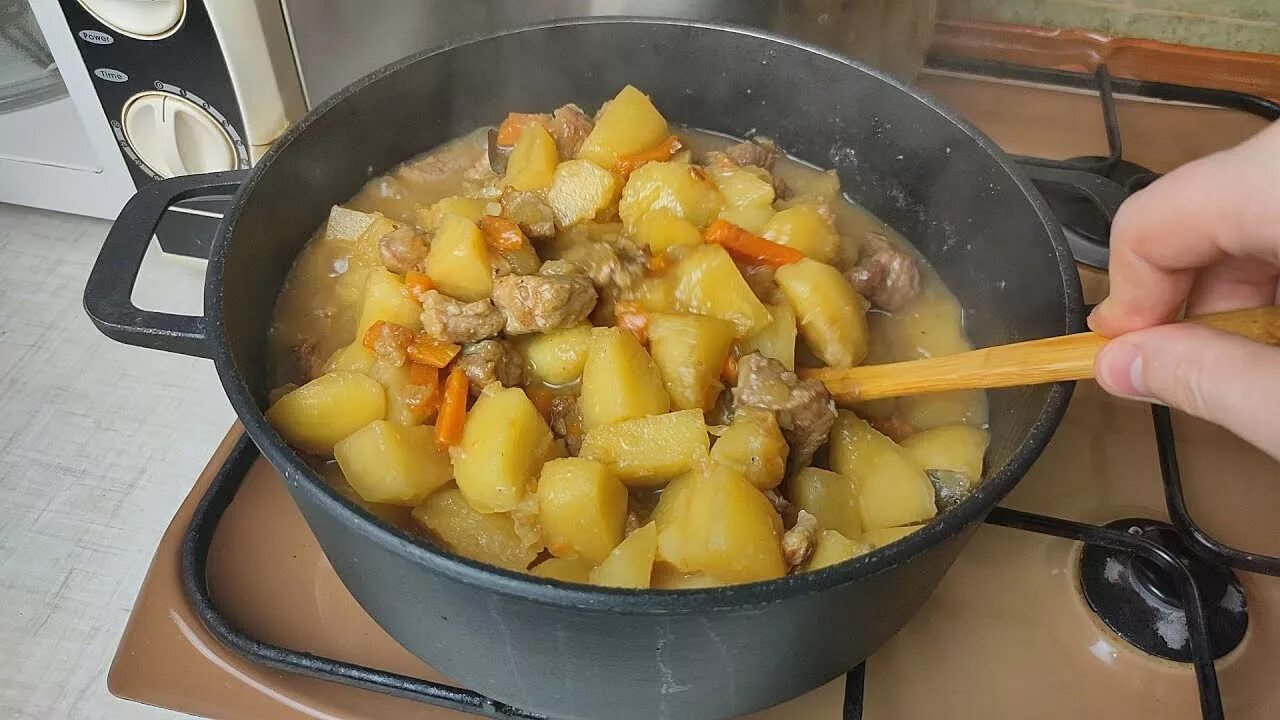 Картошка без мяса на плите