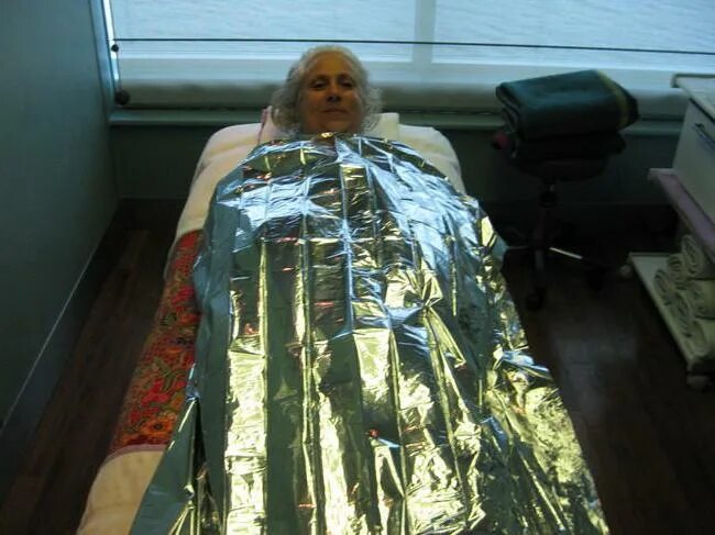 Фольга алюминиевая для суставов. Обернуть ноги фольгой. Обёртывание пищевой плёнкой. Виды работы с фольгой. Обертывание фольга.