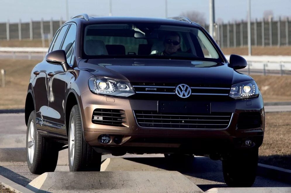 Купить машину volkswagen. Джип Фольксваген Туарег. Volkswagen Touareg Hybrid. Volkswagen Touareg джип большой. Машина Туарег Фольксваген 2010.