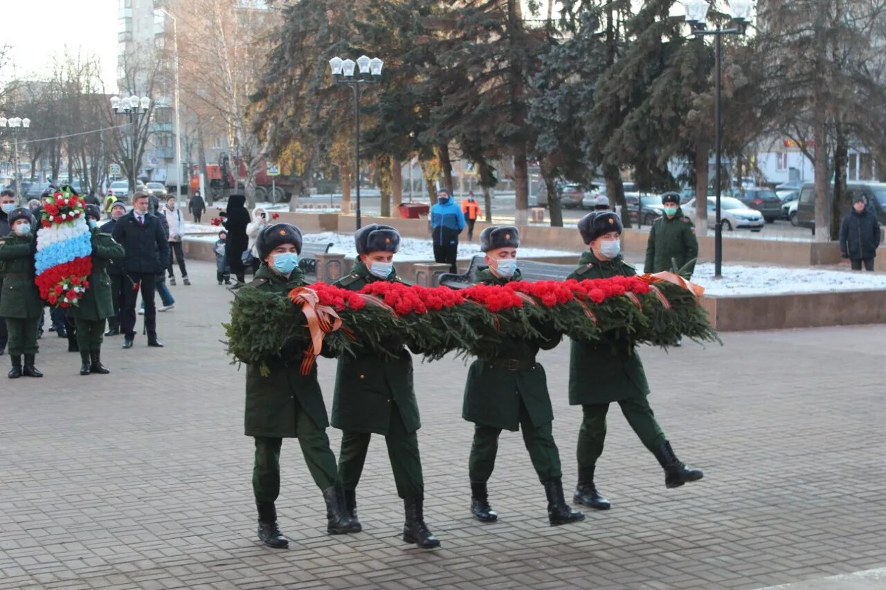 Гатчина возложение венков 05.05. Гирлянда на возложение. Гирлянда для возложения к памятнику. Венок для возложения к памятнику. 5 декабря 21 года