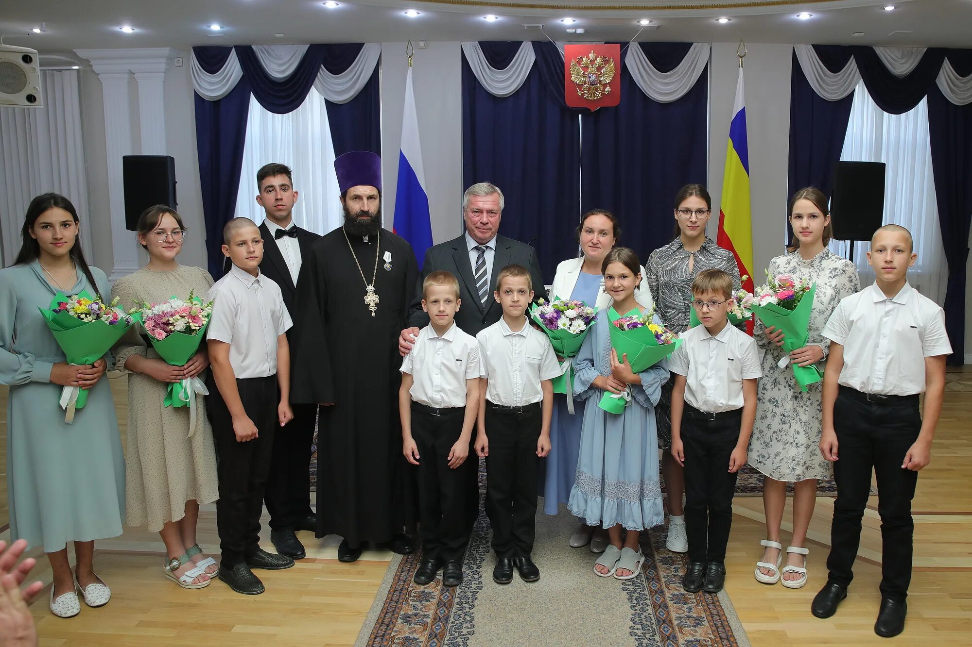 Награждение многодетных. Медаль родительская слава. вручение медалей в ростове. многодетные семьи в ростовской области. награждение орденом материнская слава.