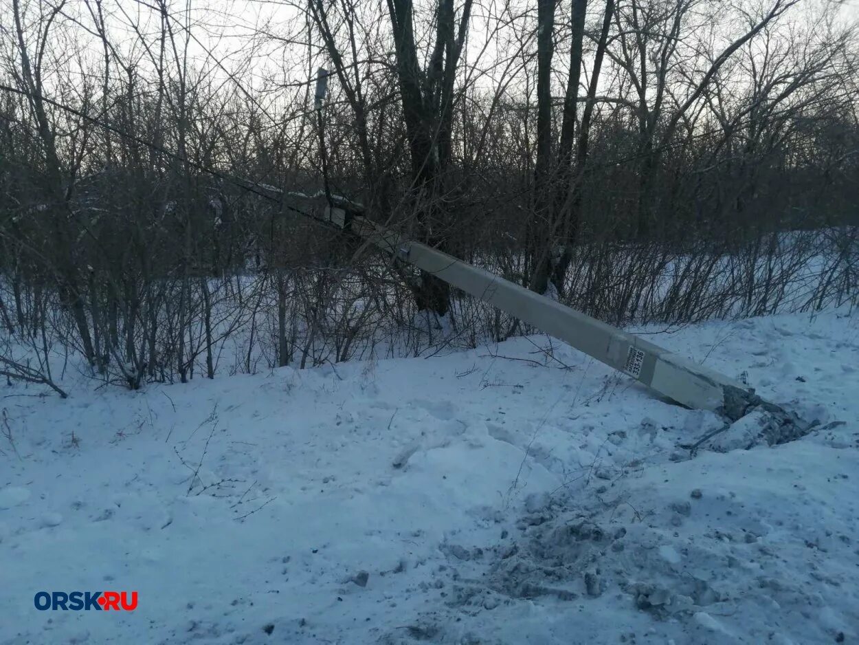 Кто строил дамбу в орске. Дамба Орск. Столбы фонарные Орск. В Рыбинске упал фонарный столб.