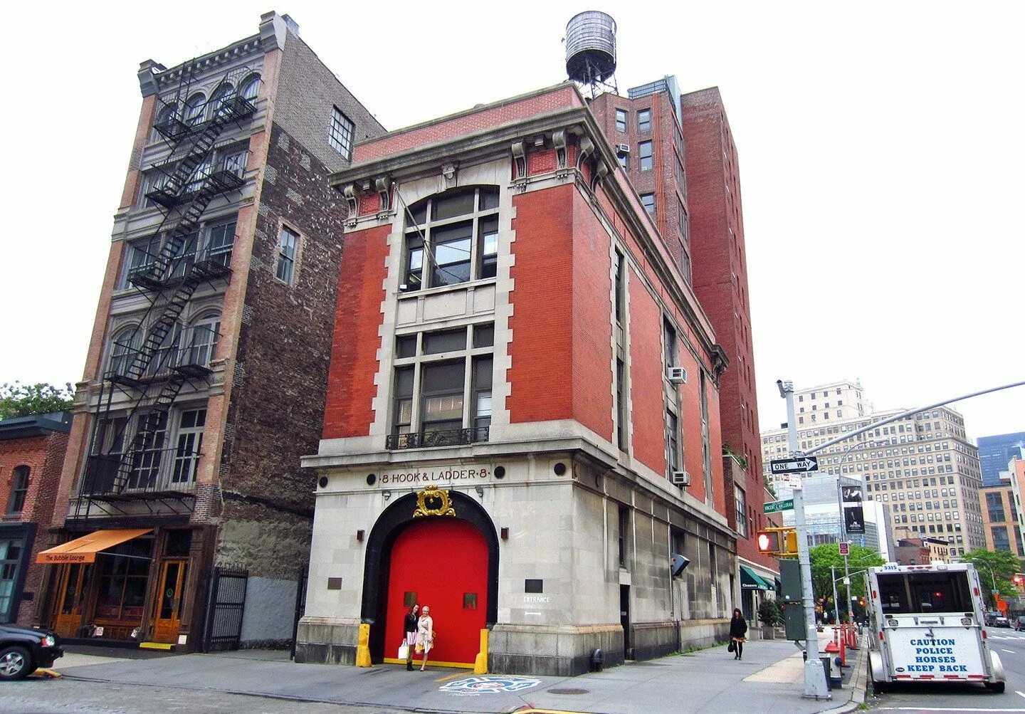 The is located in street near the. Дом из охотников за привидениями Нью Йорк. Hook and Ladder 8 Нью-Йорк. GHOSTBUSTERS Fire Station. 14 North Moore Street Нью Йорк.