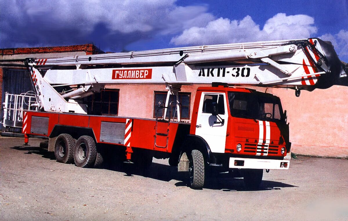 Автолестница пожарная ал-30. Автоподъемник коленчатый акп-50 камаз-6540. Коленчатый автогидроподъемник пожарный. Bronto skylift. Пожарная автовышка.