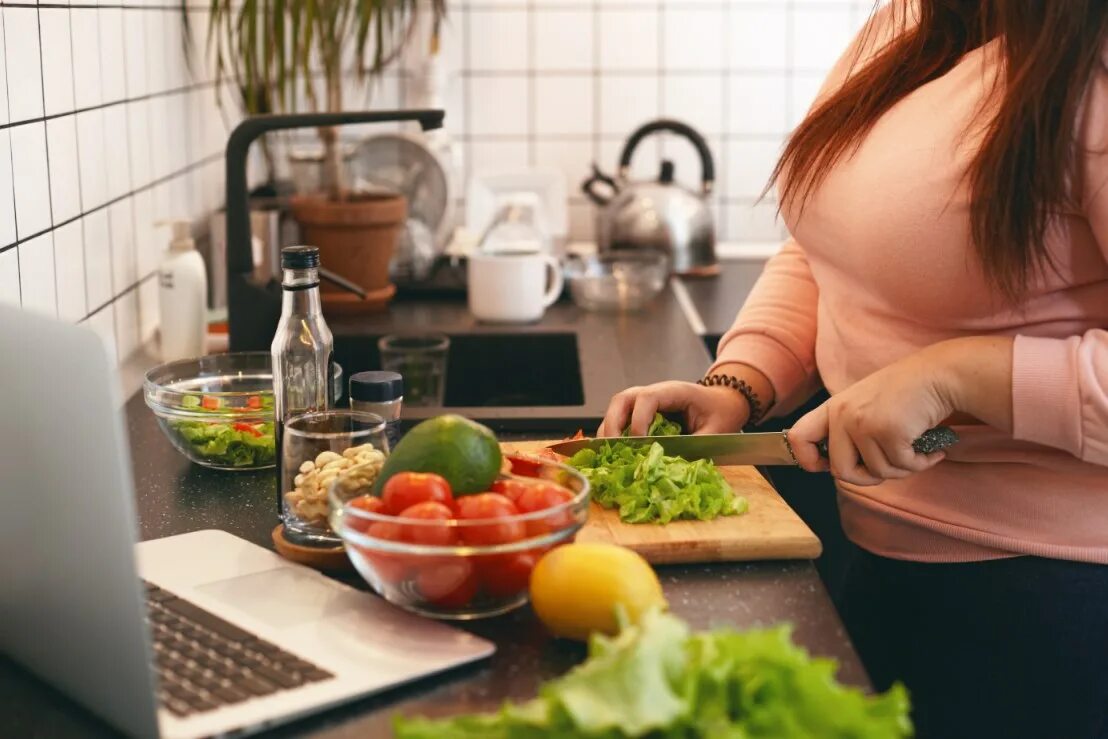 Лишний вес у женщин после 50. Строгая диета. Рыбная диета для женщин. Домохозяйка вегетарианка. Питание для женщин после 30.