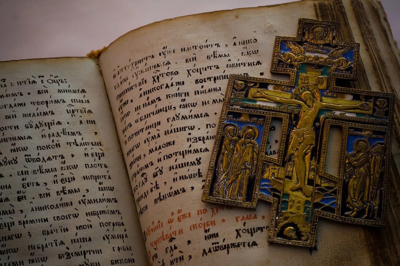 Христианский страницы. Крест в небе. Христианский страницы. Библия и крест. Библия.