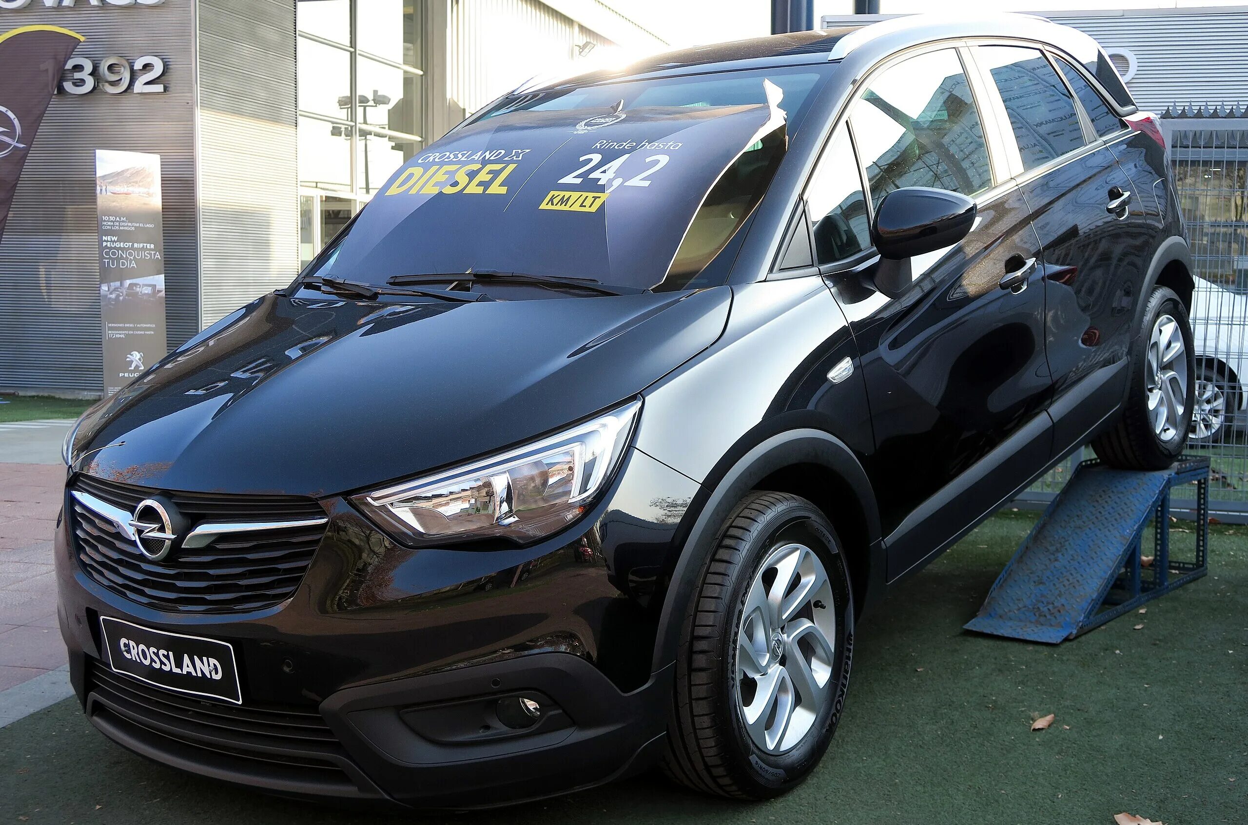 Opel crossland 2023 детали. Опель турбо кроссовер. 5 турбо. Opel crossland x. Opel crossland x белый фон.