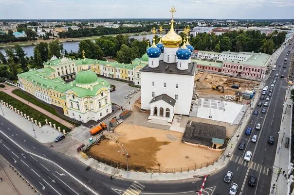 Соборная площадь тверь фото. Храм на соборной площади твери. Тверь императорский дворец фонтан. Фонтан на соборной площади рязань. Соборная площадь в сергиевом посаде.