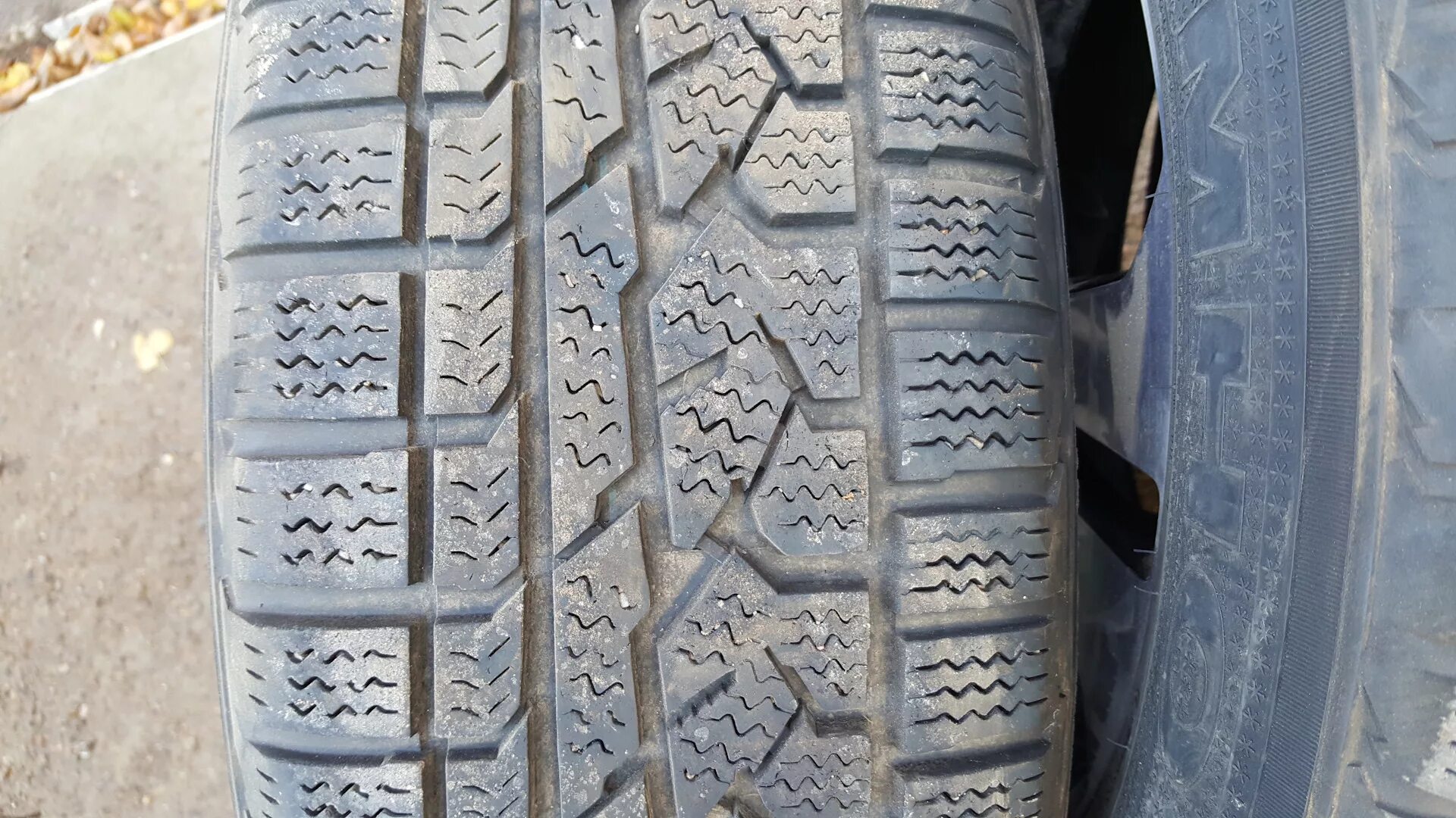 Kumho 2249343. Автомобильные шины марки nitto sn2 studless. 225 65 r17 зима липучка. 225 65 17 липучка на кодиаке. Firemax 225/50 r17 зимняя липучка.