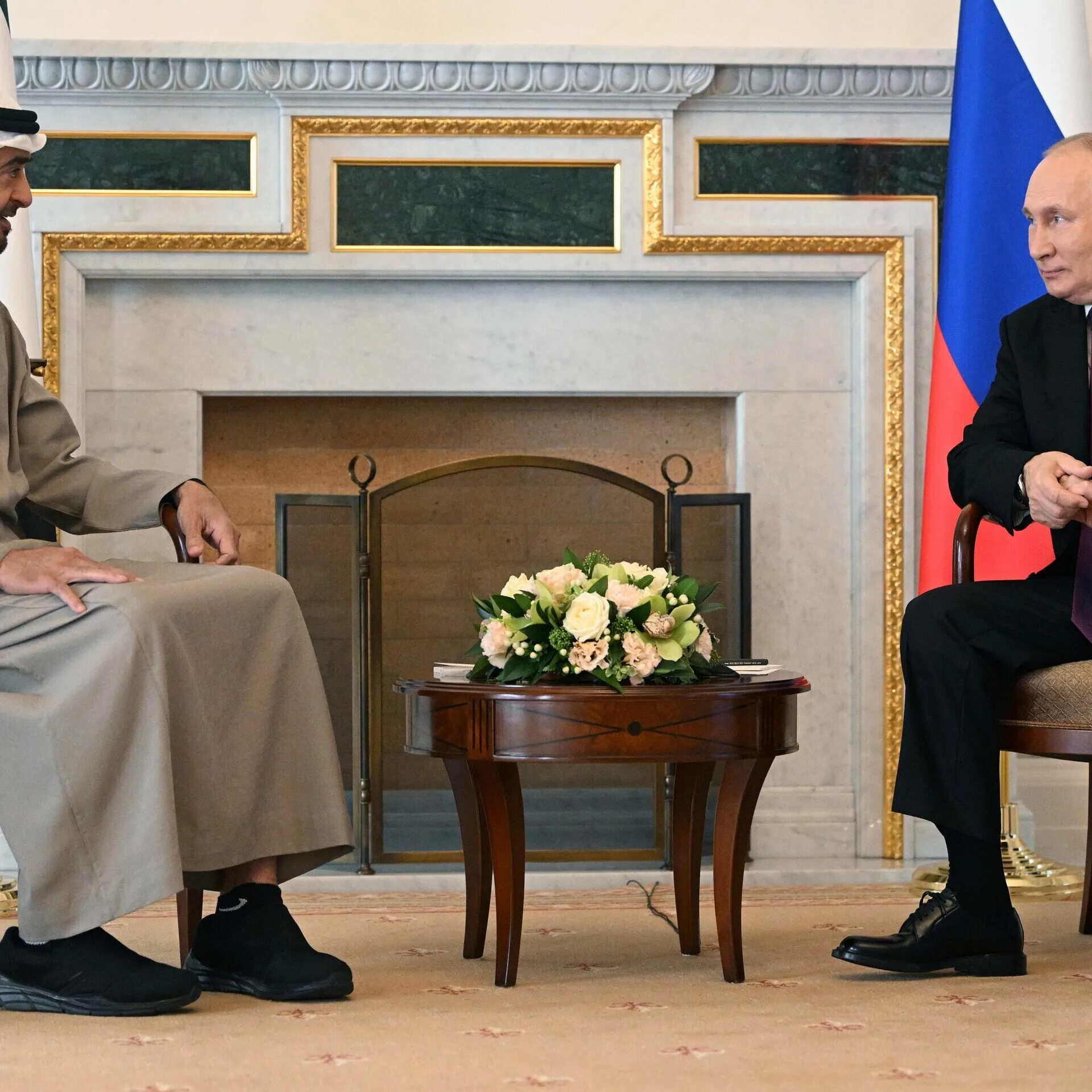 Президент арабских эмиратов 2022. Мохаммед бин зайед аль нахайян. Мухаммед бен заид аль нахайян и путин. Деловая одежда арабских эмиратов. Встреча оаэ.