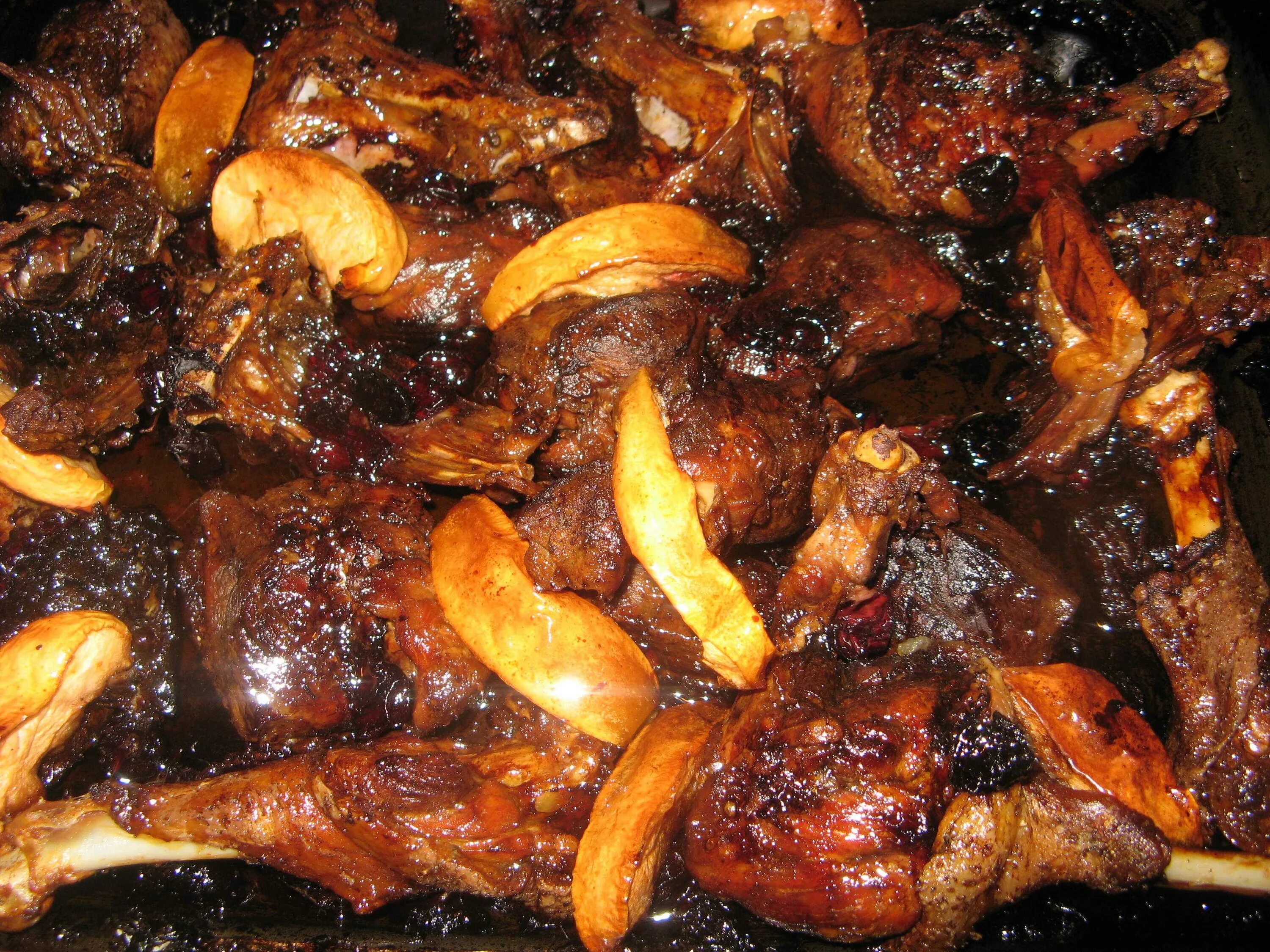 Как приготовить вкусно утку в духовке кусочками. Индейка конфи. Утка в духовке кусочками. Утка с картошкой в духовке. Блюда в утятнице в духовке.