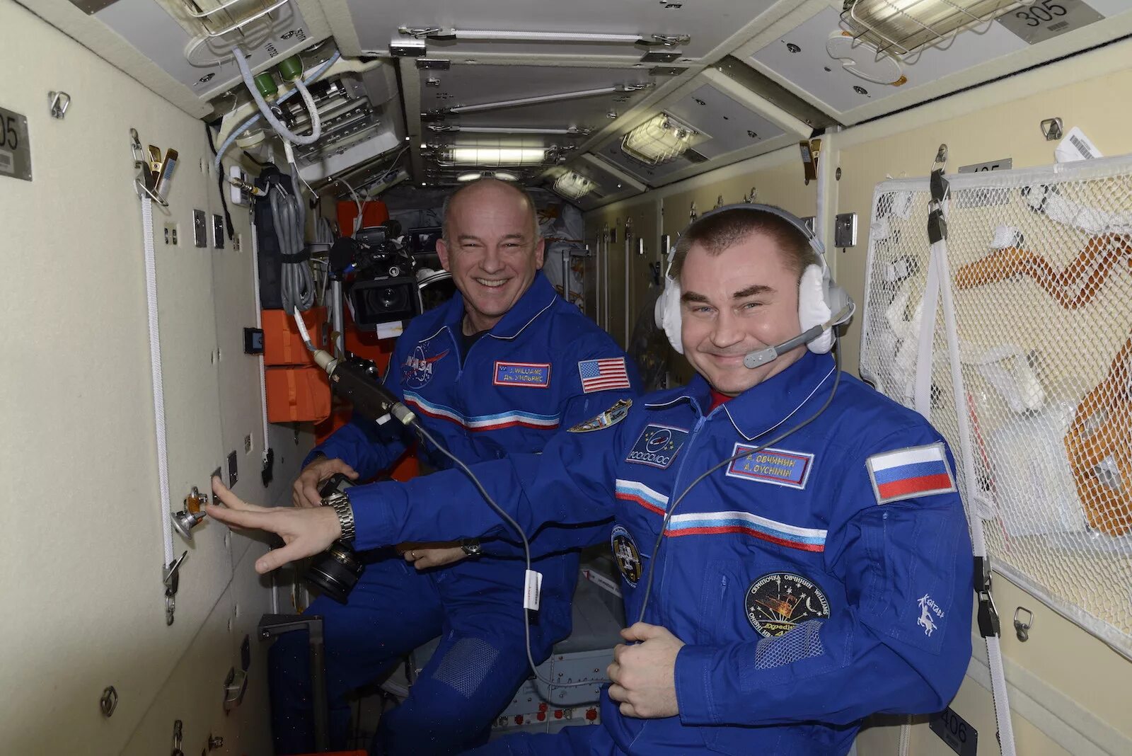 Какая космическая станция сейчас работает в космосе. Космонавты на МКС. Российские космонавты на МКС. Экипаж МКС 2024. Космонавт в корабле.