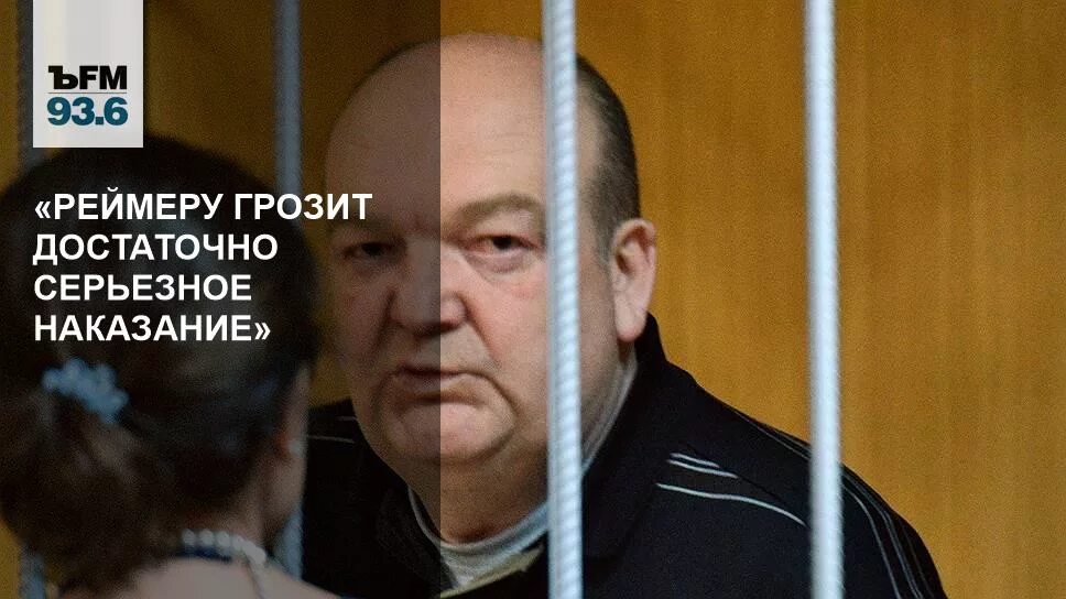 Серьезное наказание. Девушка арестована в суде. Как правильно наказывать. Дергать за уши. Серьезное наказание.