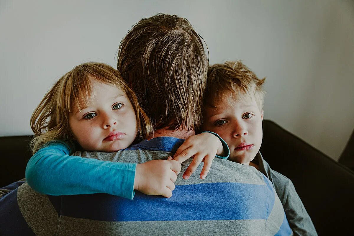 Sad kid. Мальчики обнимаются с мальчиками. Папа в семье. Мама и папа обнимают ребенка. Дети, лишенные родительских прав.