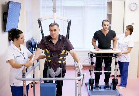 Врач реабилитолог после инсульта