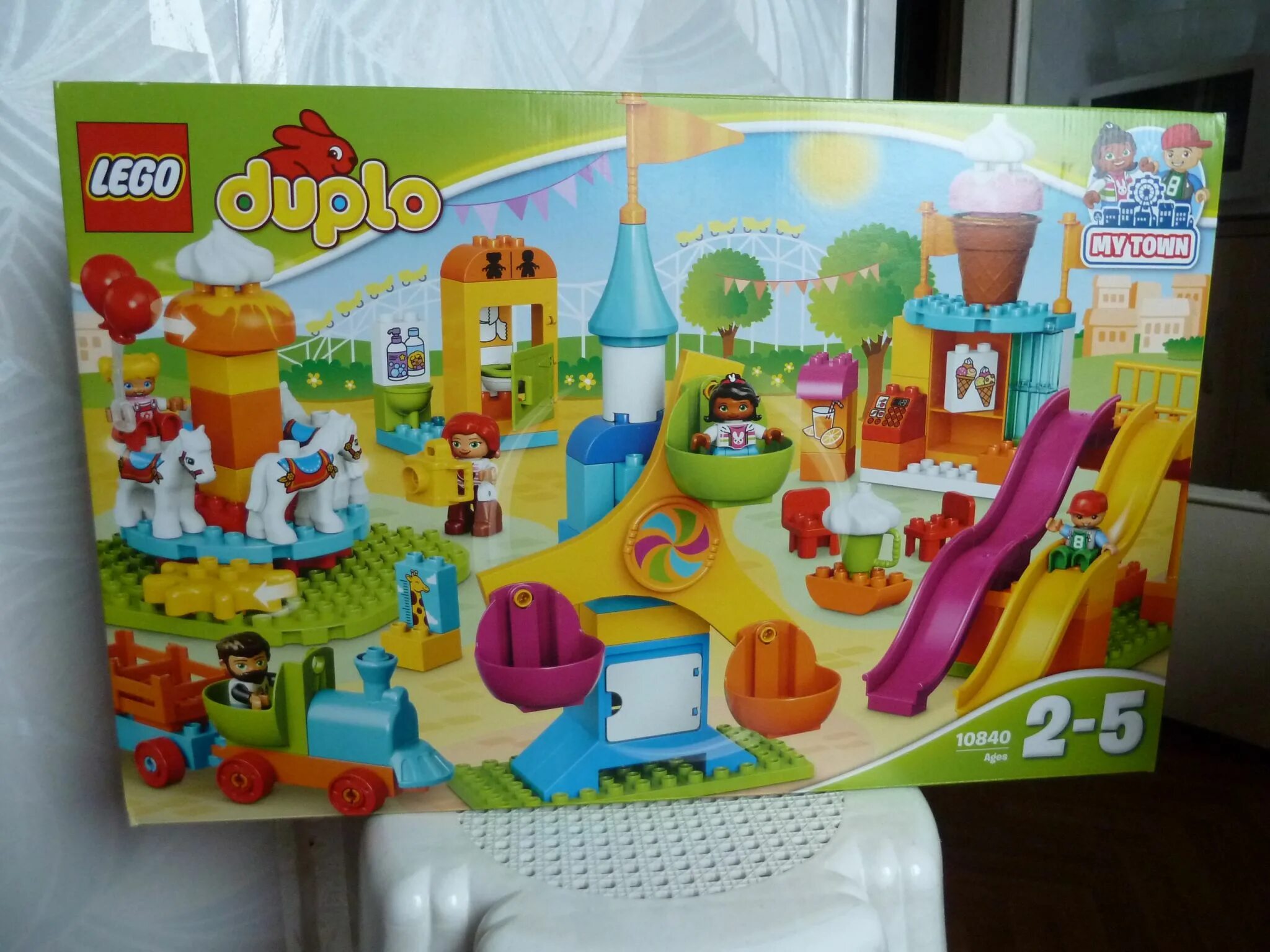 Лего дупло my town. Lego duplo town 10956. Lego duplo 10840 большой парк аттракционов. Конструктор lego duplo 10840 большая ярмарка. Lego duplo парк аттракционов.