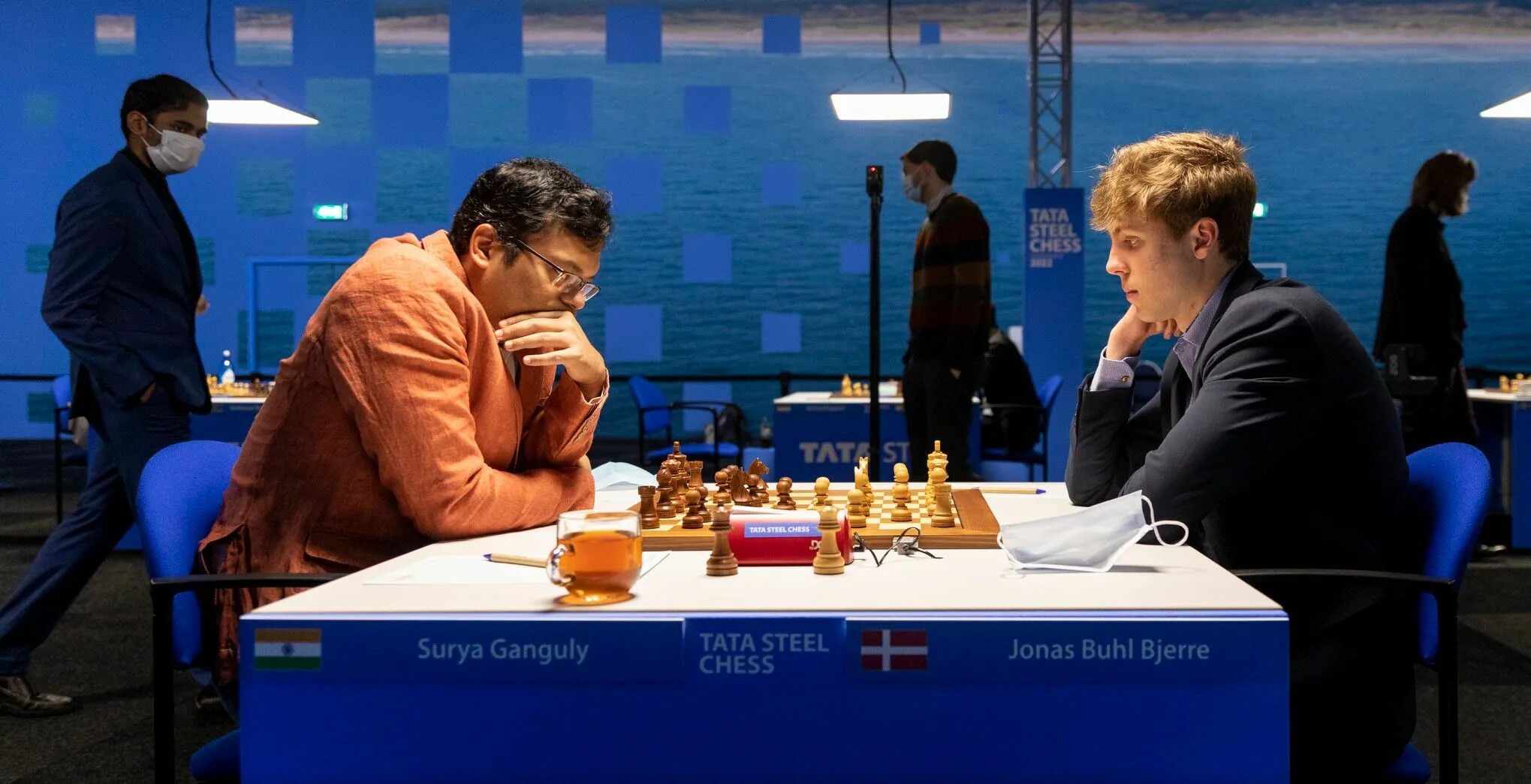 Магнус карлсен 2023. Нодирбек абдусаттаров магнус карлсен. Шахматы вейк ан зее сегодня. Магнус карлсен шахматы. Tata steel chess 2022.