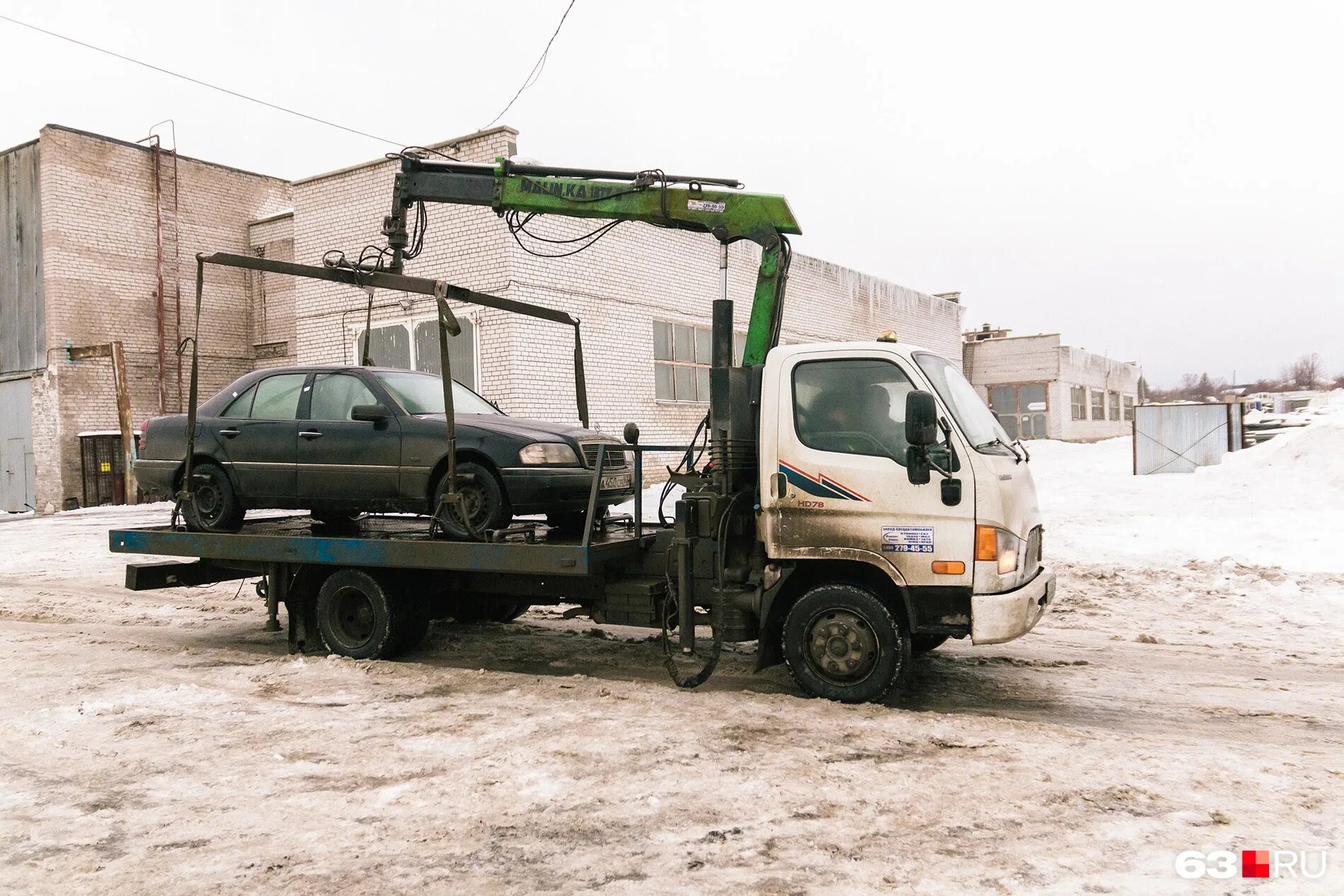 Эвакуатор забирает машину. Машина на эвакуаторе. Эвакуатор на штрафстоянку. Правила эвакуации автомобилей. Эвакуация автомобиля.