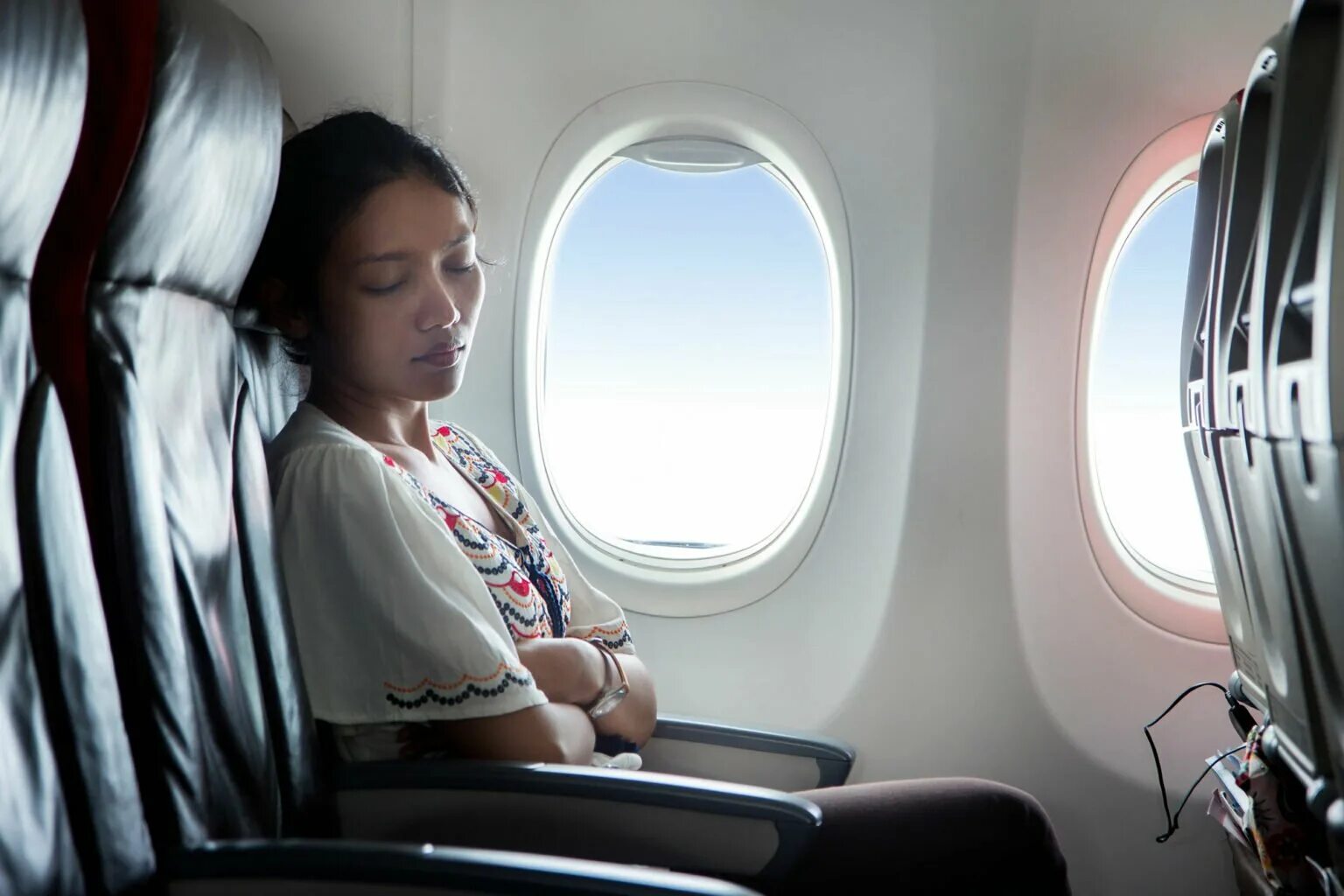 Сидит посередине. Девушка в самолете. Девочка самолет. Фотосессия с самолетом. Самолет с пассажиром.
