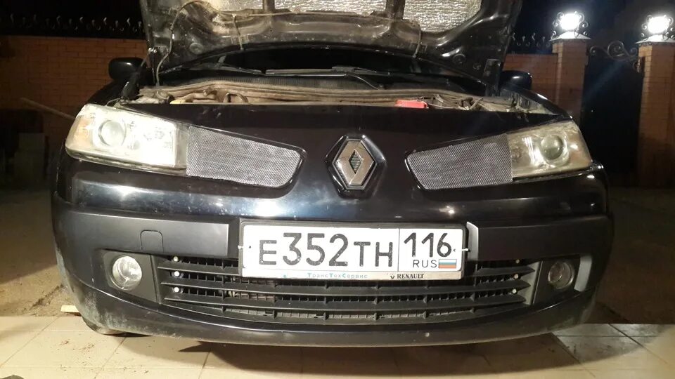 Сетка в багажник renault logan 2. Защита радиатора рено меган 2. Меган 2 сетка. Меган 2 сетка. Сетка бензонасоса рено меган 2.