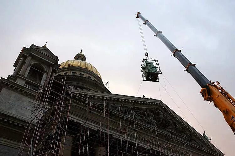 реставратор зданий. реставрированное здание. сохранение архитектурного наследия. сохранение архитектурного наследия. отреставрированные памятники архитектуры.