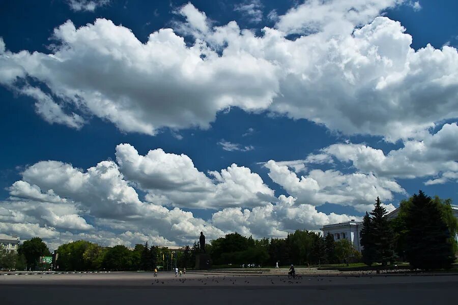 Облака над городом. Парк облаков. Облачно над городом. Голубые облака над городом.