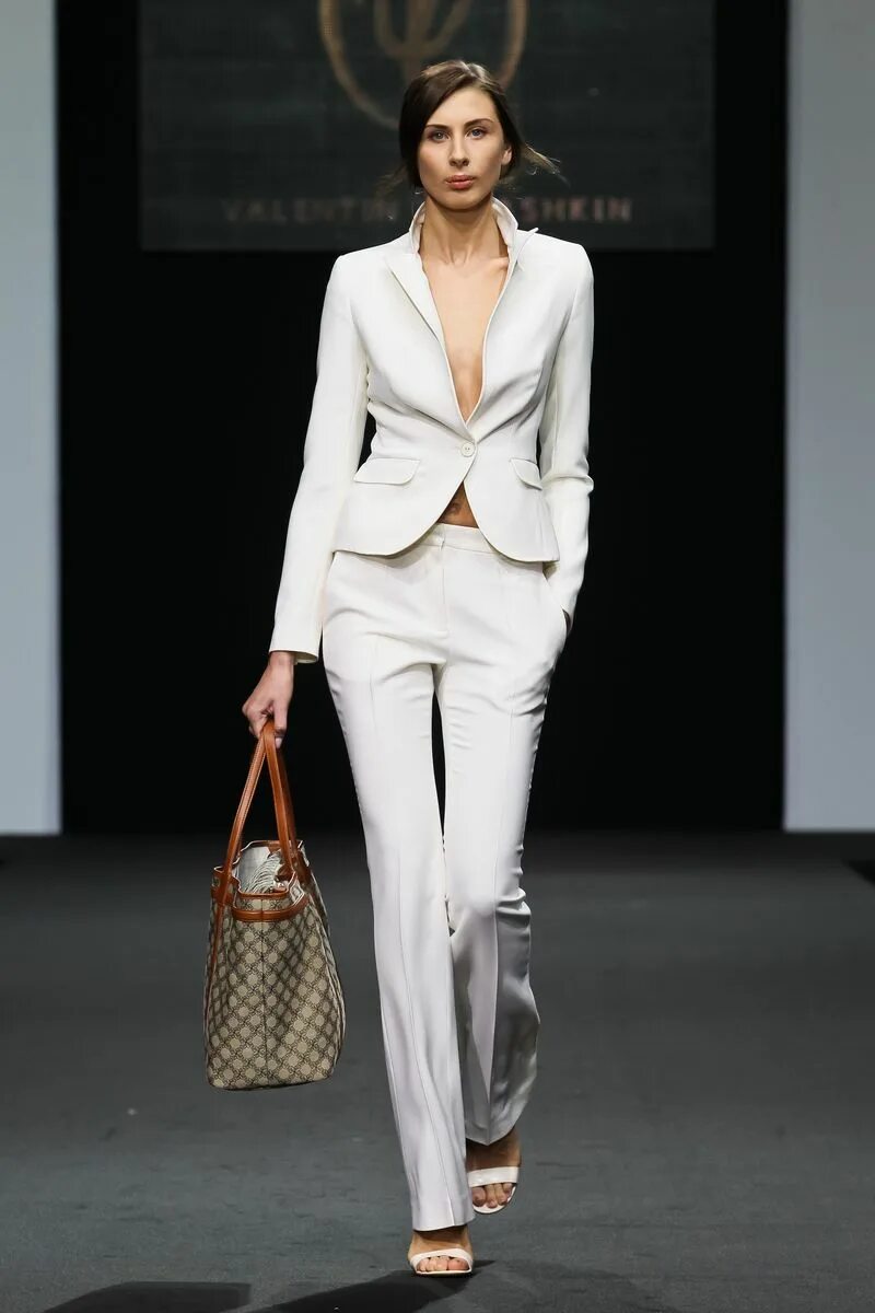 Брючный костюм alexander mcqueen. Белорусские брючные костюмы. Anna brauni белый костюм брючный. Молочный костюм женский классический. Бурвин костюм.