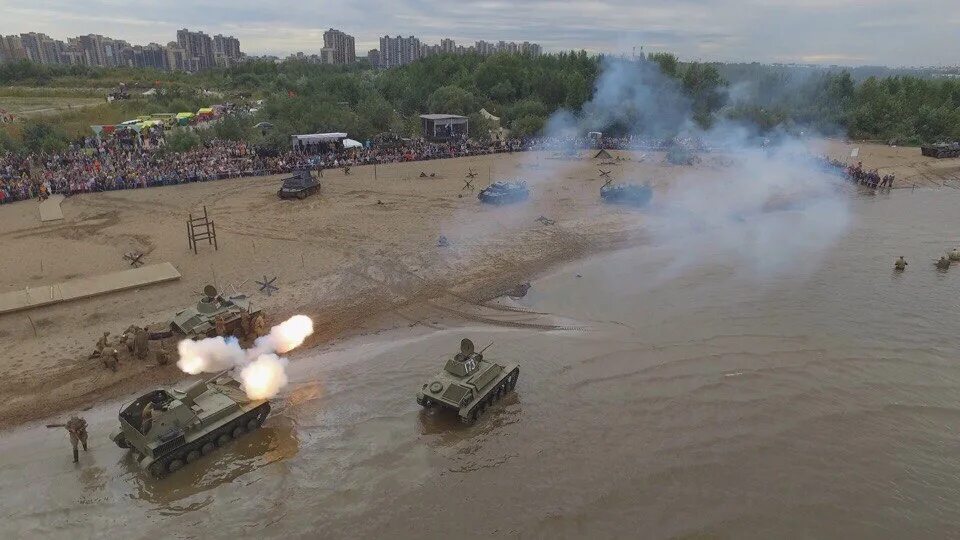 Вражеский берег. Американский десантный катер нормандия 1944. Моонзундская десантная операция 1944 года. Плацдарм днепр 1943. Вражеский берег.