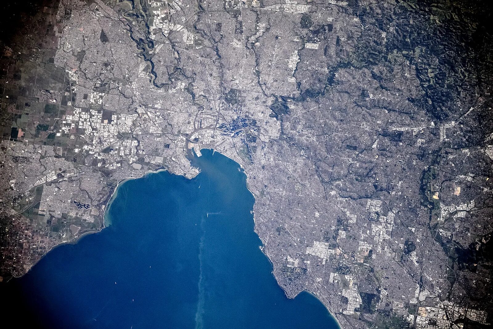 Австралия со спутника в реальном. Австралия из космоса. Австралия вид из космоса. Австралия снимок из космоса. Мельбурн из космоса