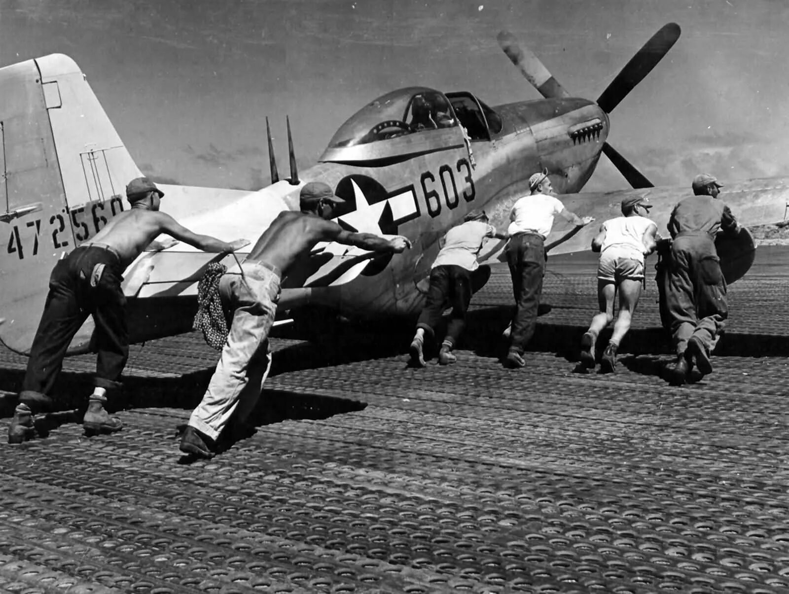 Самолет переместился во вторую мировую войну. Самолет north american p-51d mustang. мустанг 1945. p 51 mustang ww2. военный истребитель норт америкэн р-51 мустанг.