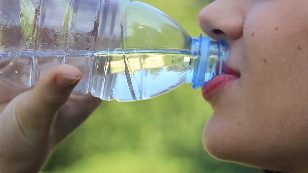 Пить мутную воду. Пить воду. Пьет из бутылки. Человек пьет воду из бутылки. Жажда воды.