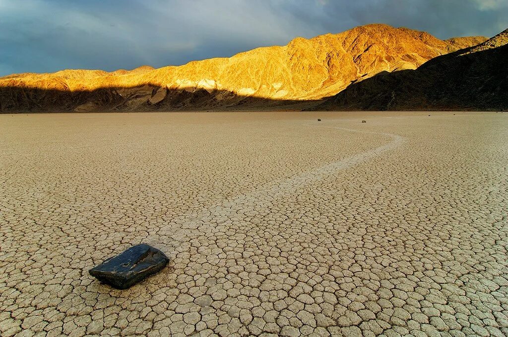 Засушливое очень жаркое. Природное бедствие засуха. Засушливое очень жаркое. Фотообои засуха. Воздушная эрозия почвы.
