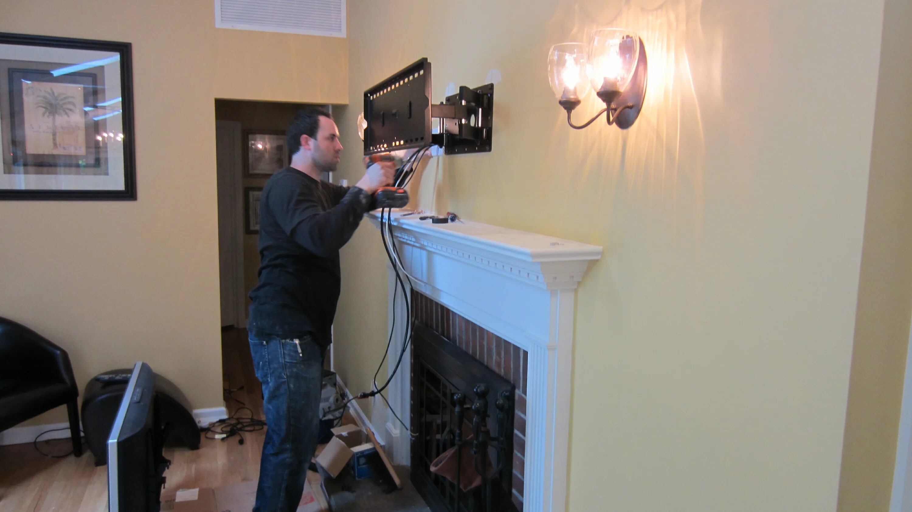 Розетки для телевизора на стене. Монтаж телевизора на стену. Повесить телевизор на стену. Выдвижной кронштейн для телевизора. Монтаж кронштейна для телевизора на стену.