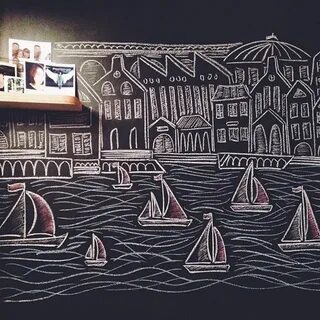 Рисунки на доске на стене