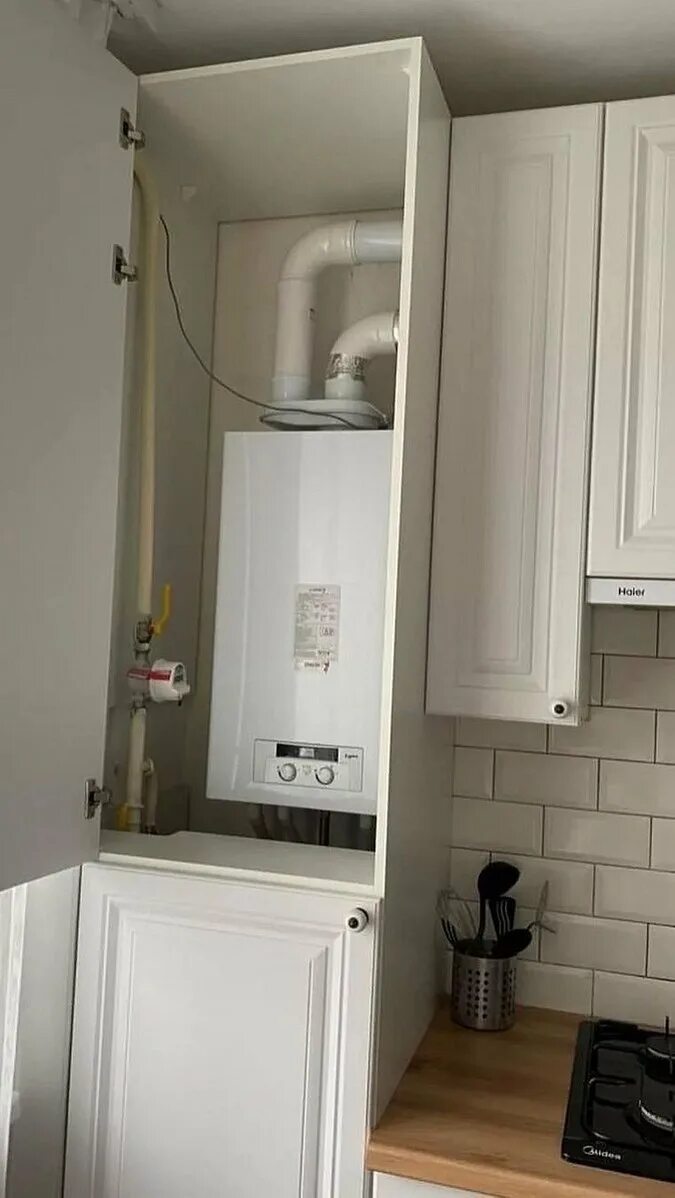 Можно ли газовую колонку прятать в шкаф. Газовая труба в шкафу. газовая труба на кухне в хрущевке. прячем трубы от газовой колонки. спрятать трубы от газовой колонки.