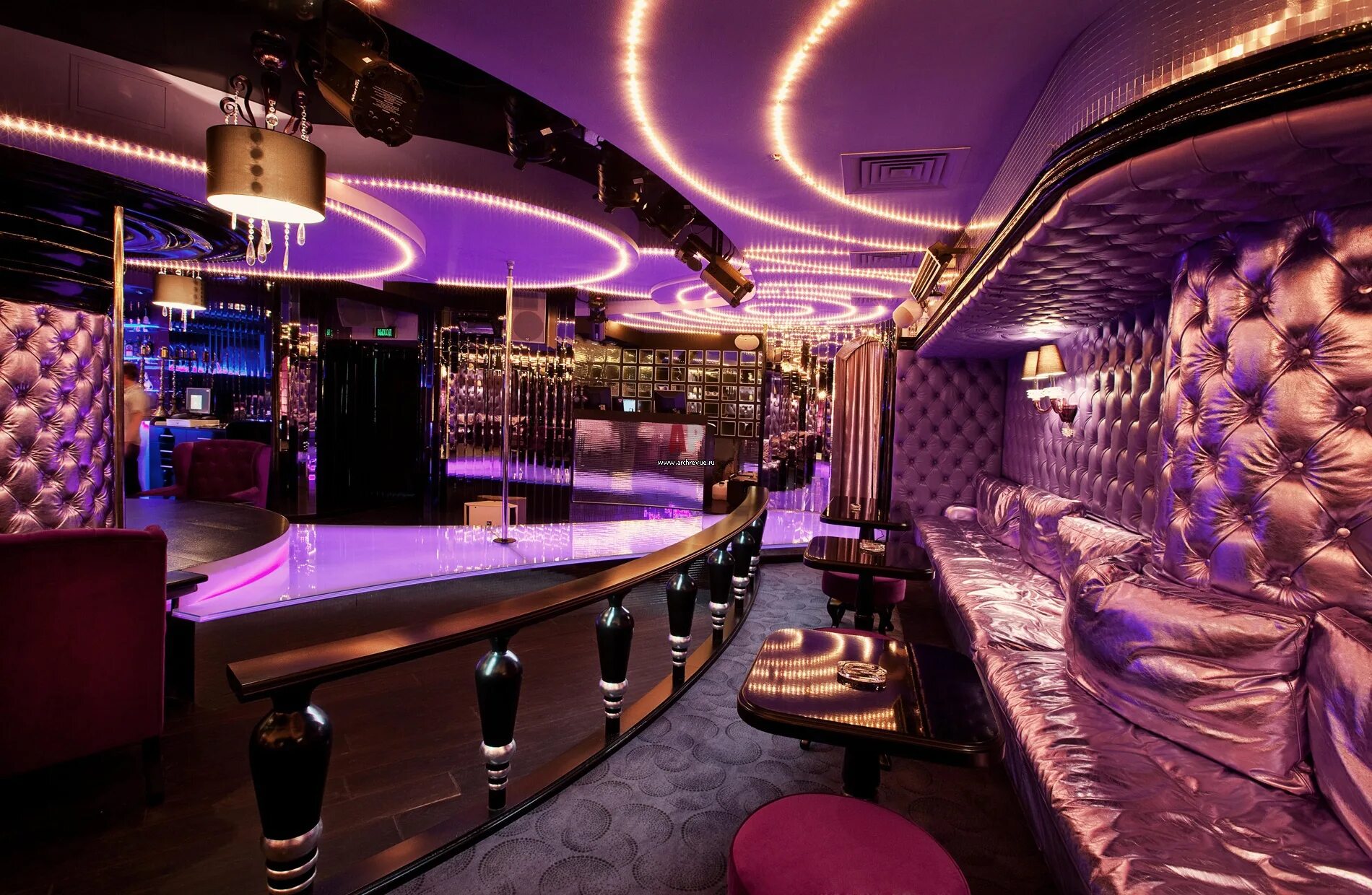 интерьер клуба. скромный клуб. интерьер ночного клуба. кальянная кибер лаунж. стрип бар интерьер.