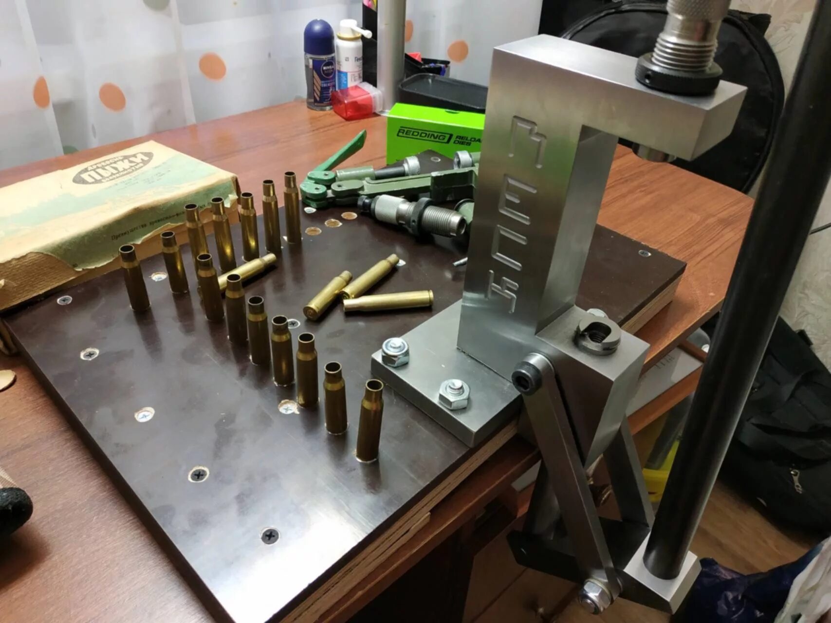 Reloading arms. Reloading arms