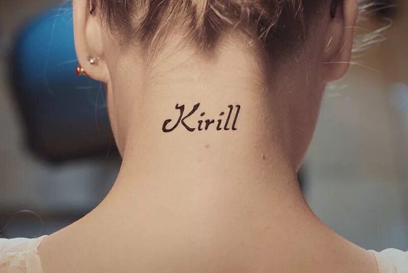 тату на шее для девушек. шея 4 буквы. тату на шее. шея 4 буквы. татуировки на шее для девушек.