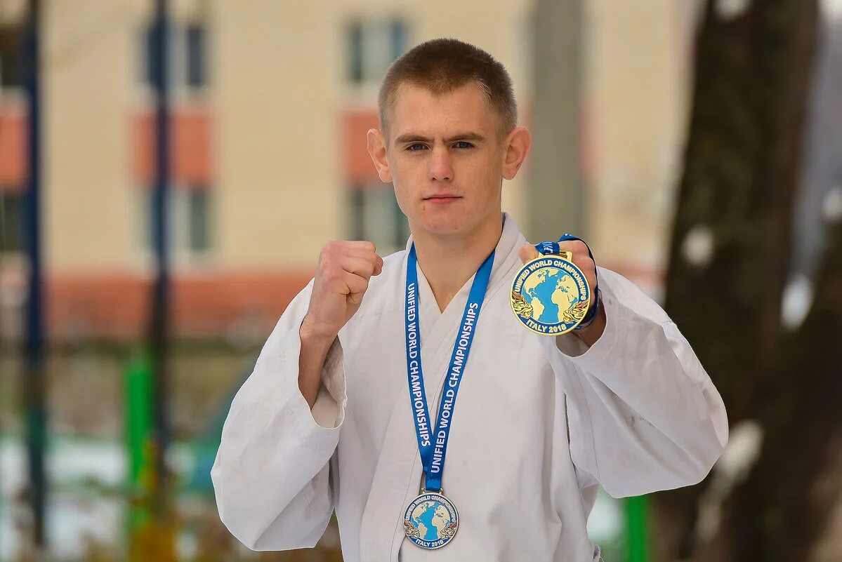 мальчики парни мужчины цвет восходящей зари. умывает красно солнышко текст. мэтт лантер молодой. чарли и макс карвер 2023. мэтт лантер красивый.