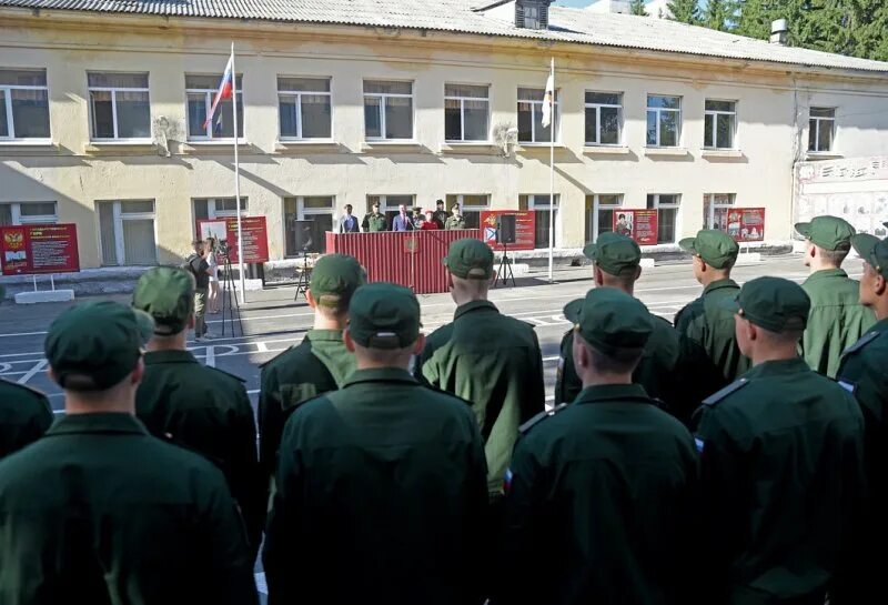 Колонна срочников в курске. Областной сборный пункт. Вести волгоград призывники 2022. Призывники на плацу. Конец весеннего призыва.