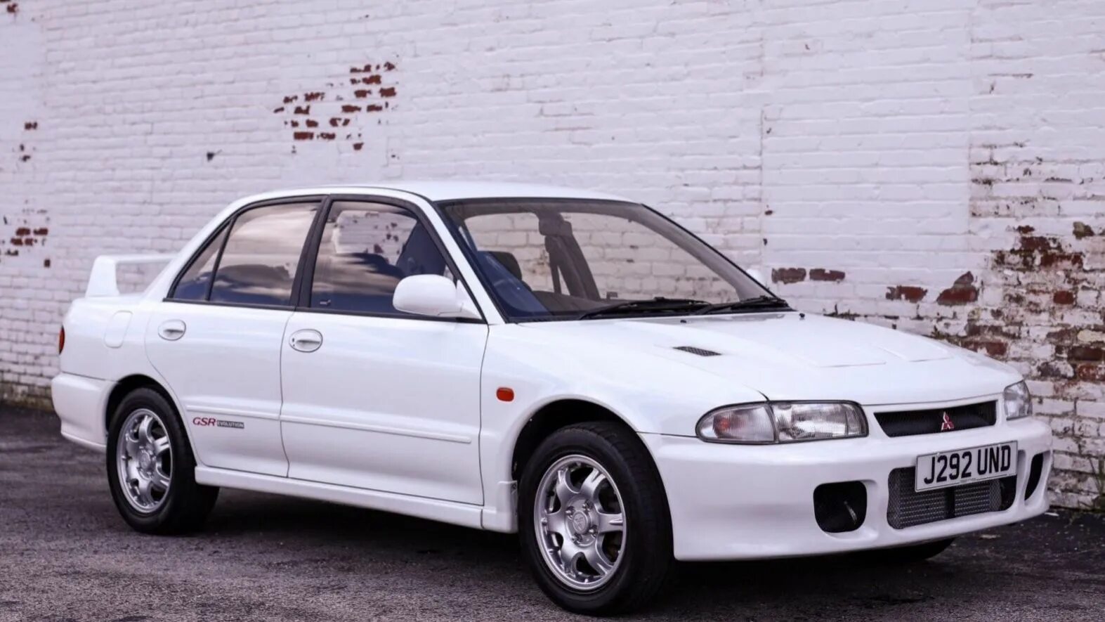 Mitsubishi 1992. Mitsubishi Lancer 1992. Mitsubishi Lancer Evolution 1 1992. Mitsubishi Lancer EVO 1. Эволюшн 1 поколения 1992 белая на дисках.