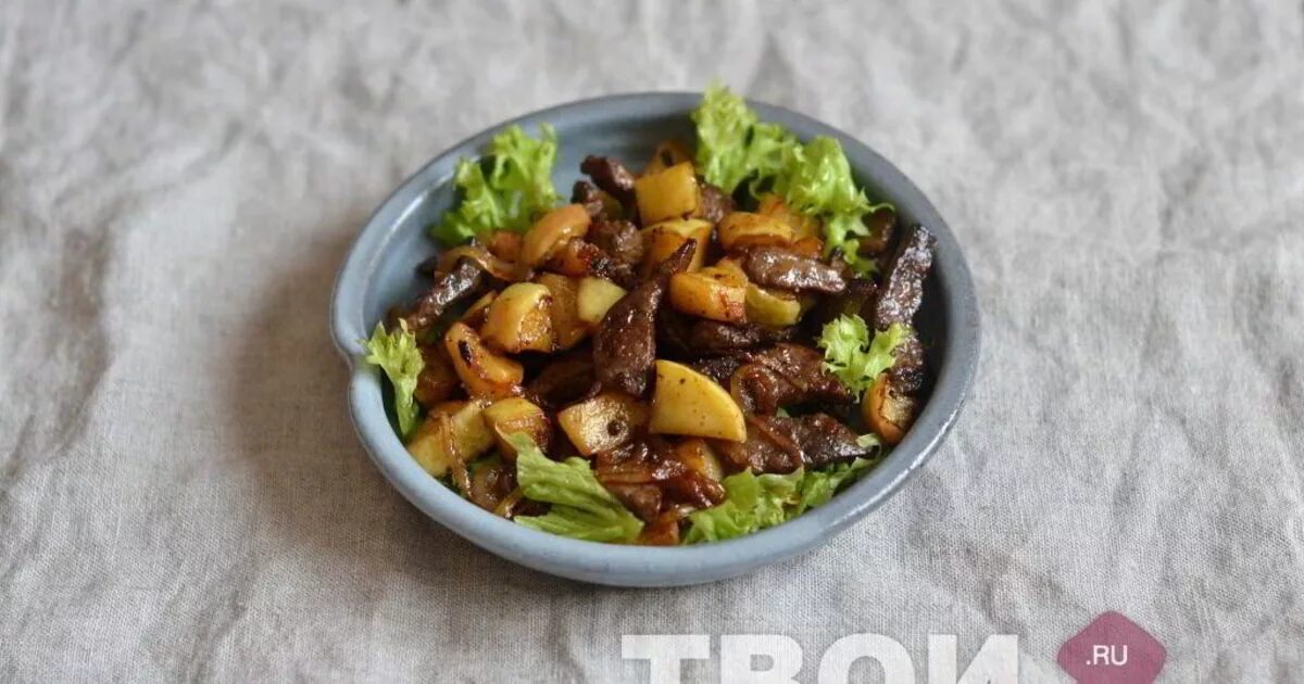 Печень с яблоками на сковороде. Печень с яблоками. Печень говяжья с яблоками. Говяжья печень с яблоками и луком. Куриная печень с яблоками.