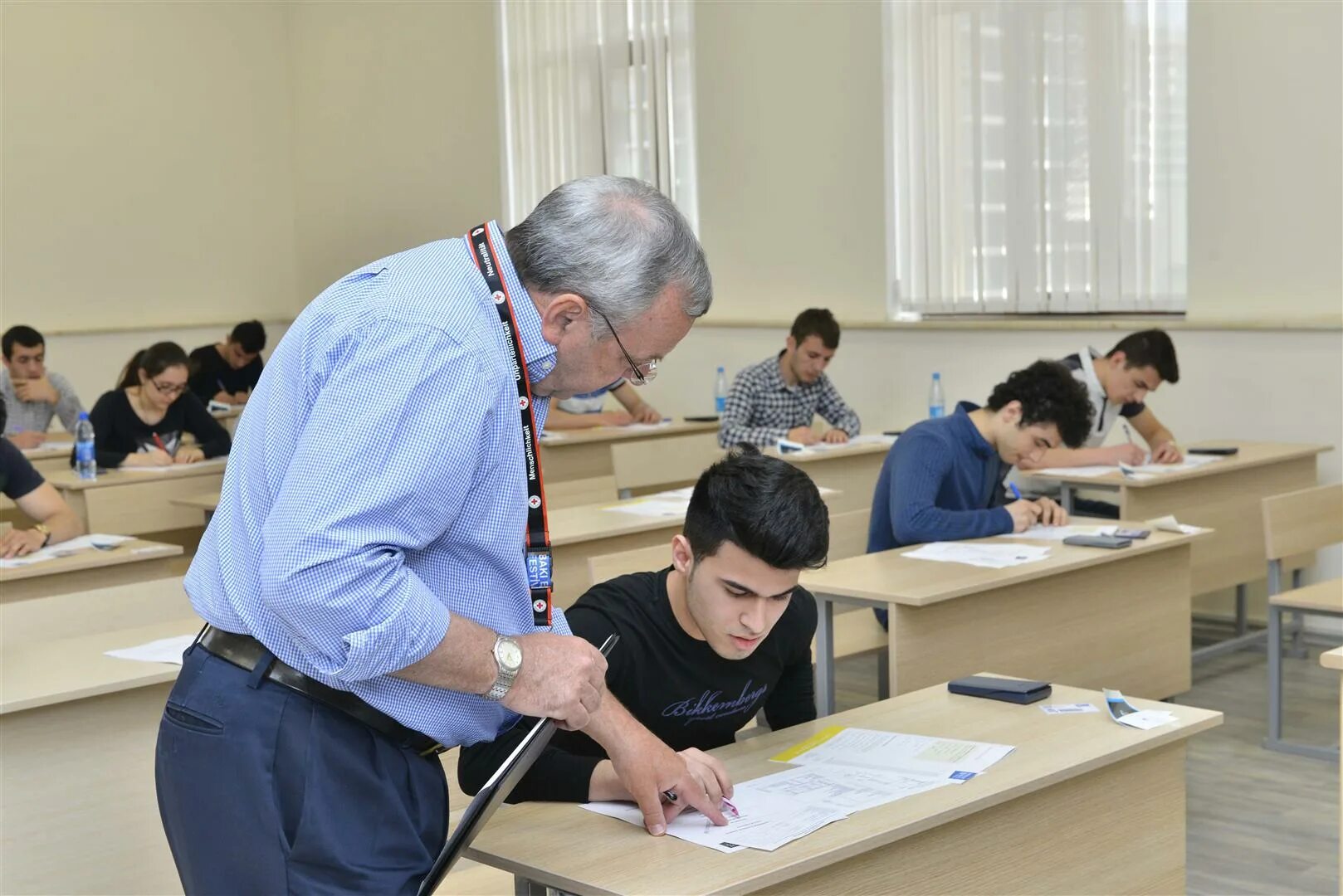 Студенты сдают зачет. Экзамен в вузе. Студент на экзамене. Вступительные экзамены в вузы. Сессия в вузе.