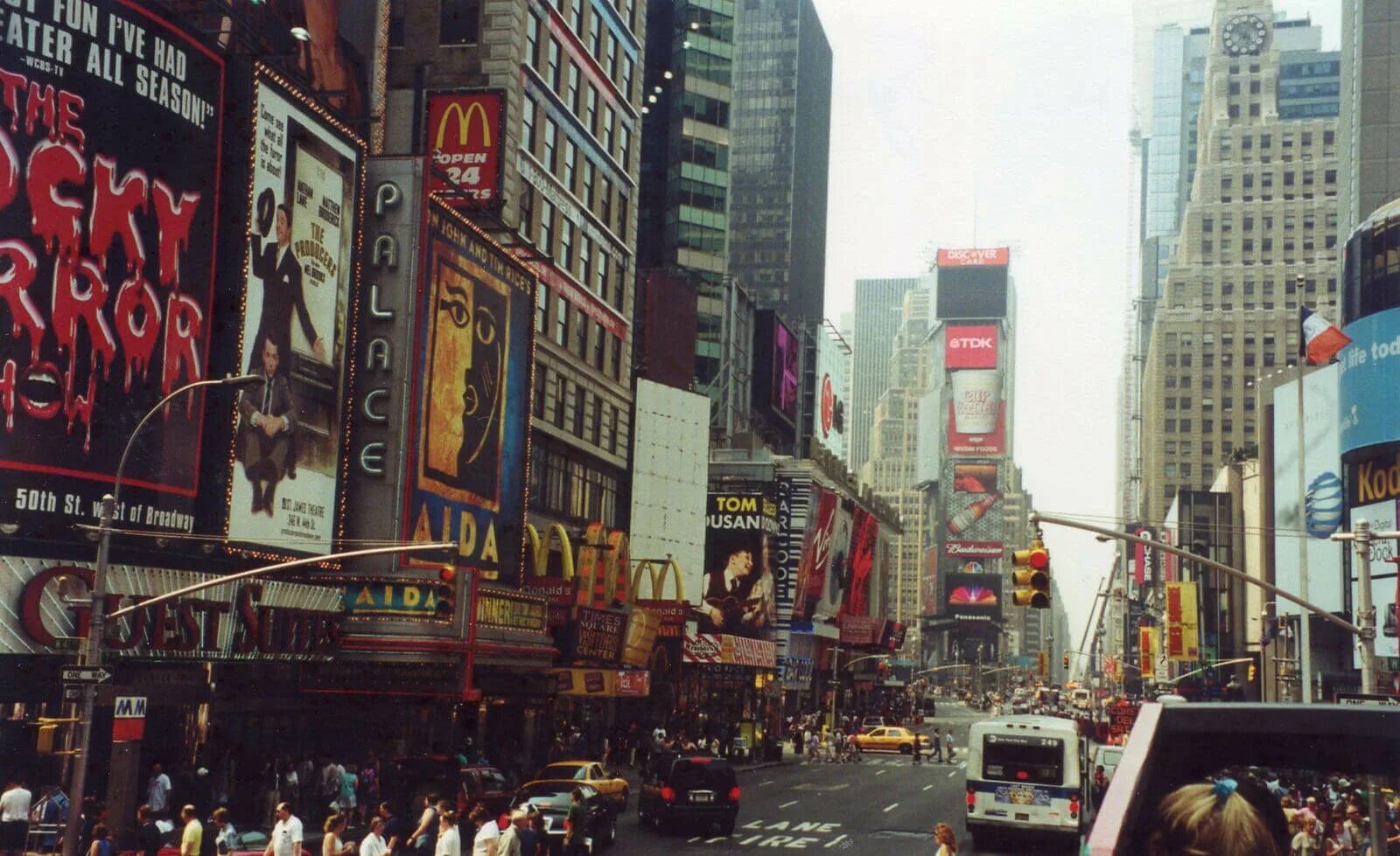 They live in new york. Нью-Йорк 90-х Таймс сквер. Нью-Йорк 80-е. Таймс сквер Нью-Йорк 1980. Нью-Йорк в 90-е годы.