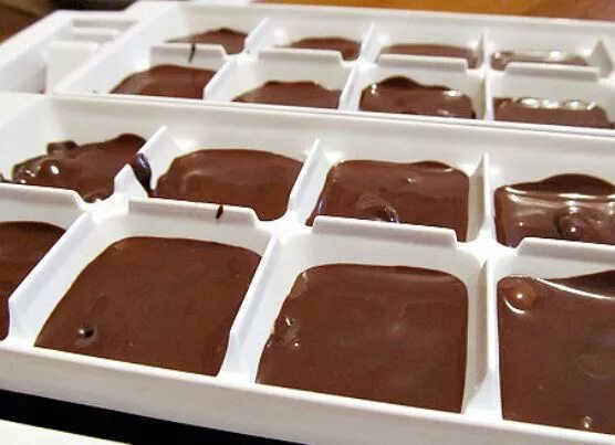 Шоколад в формах в домашних условиях. Формы для домашнего шоколада. Формы для шоколадных конфет. Формы для изготовления шоколада. Разлить шоколад по формам.