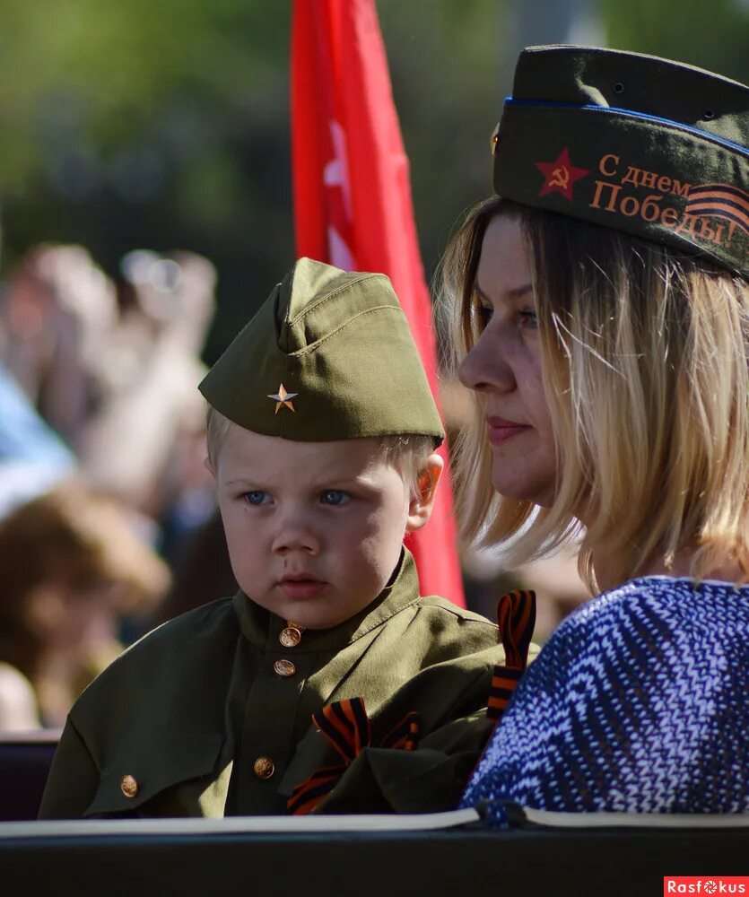 9 Мая люди. День Победы люди. Дети на параде 9 мая. День Победы ветераны и дети.