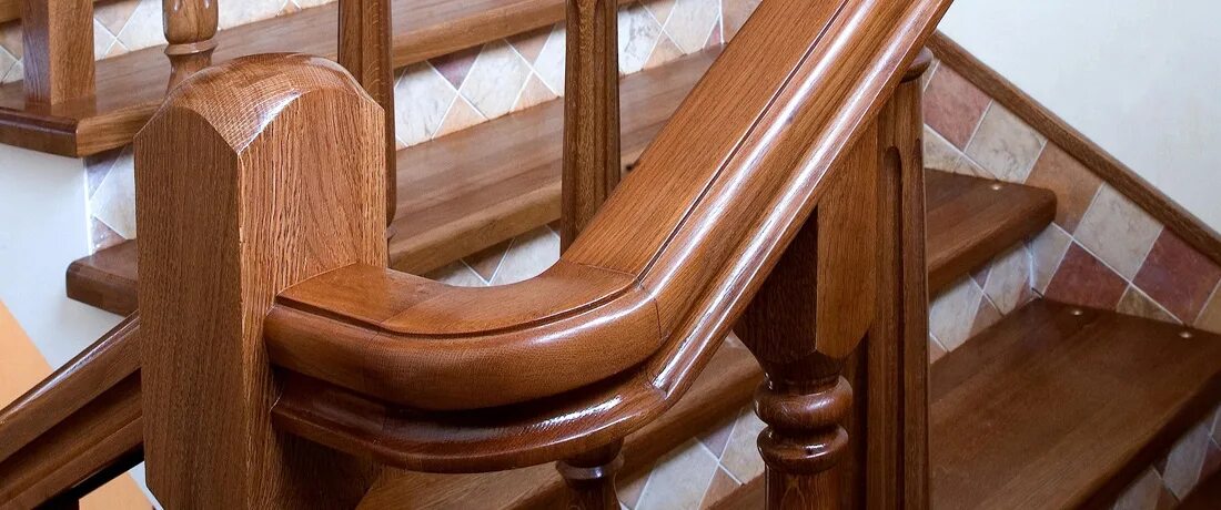 Деревянные детали. Лестница в цеху. Цех по производству деревянных окон и дверей. Деревянные окна столярка. Изготовить деревянное окно.