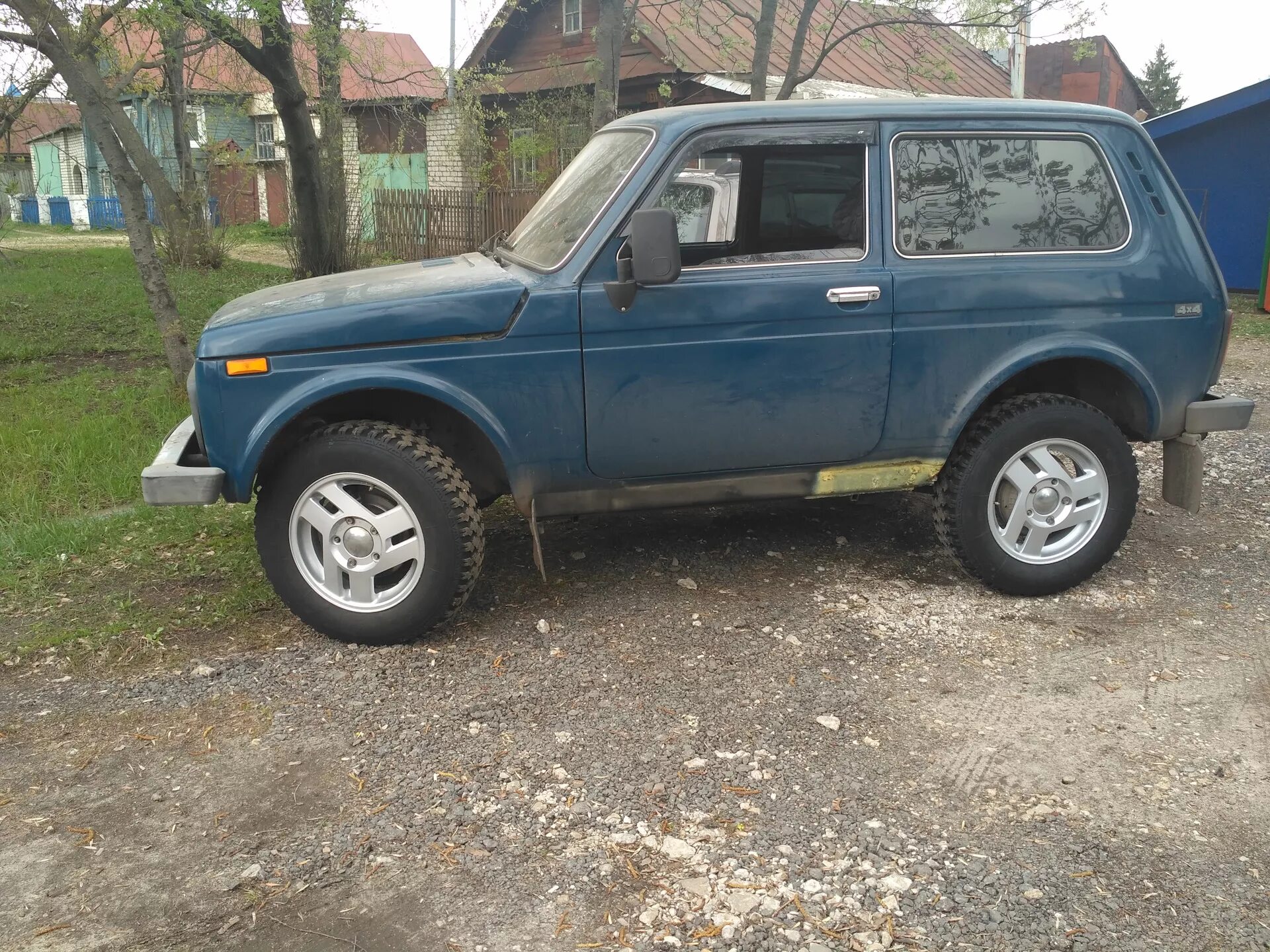Нива 2121 на дисках от шевроле нивы. Ваз-21213 тайга. Диски кик камелот на ниву. Нива шевроле крамз бархан. Ваз 2121 нива на литье.